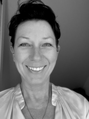 Elke Friedrichs – Mentorin und systemische Business Coach in München – Schwarzweiß-Portrait mit ruhigem Ausdruck und direktem Blickkontakt.
